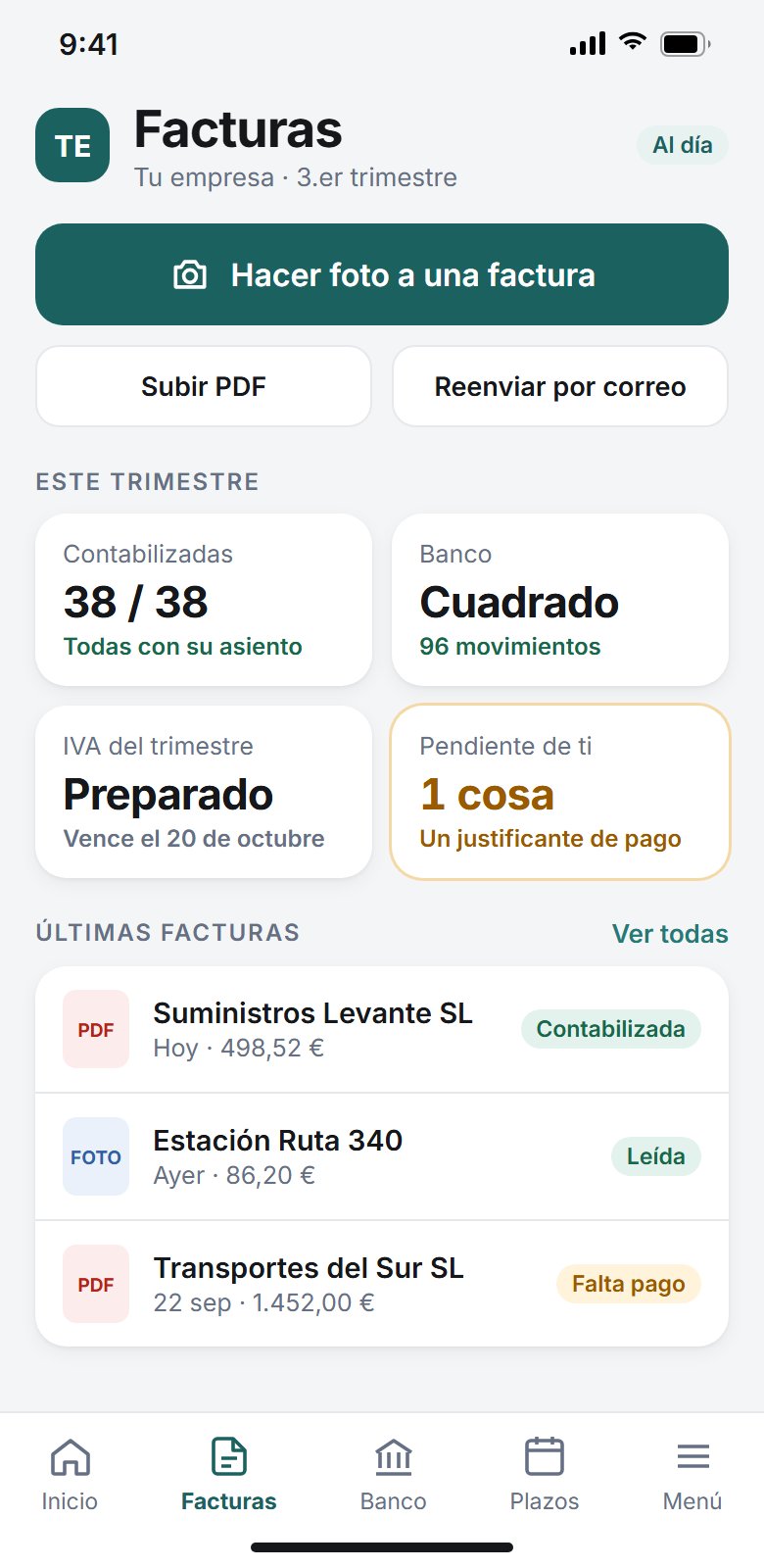 App de facturas en el móvil: botón para hacer foto a una factura, facturas del trimestre contabilizadas, banco cuadrado e IVA preparado